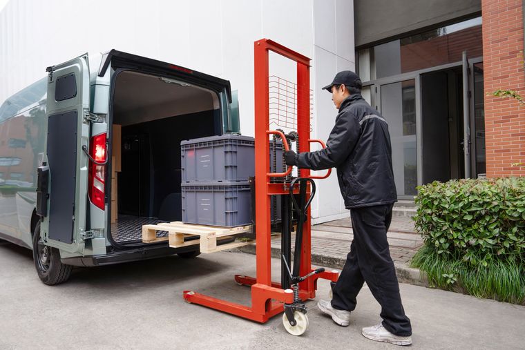 Piso a 496 mm: entra la transpaleta, no hay que levantar el pallet.