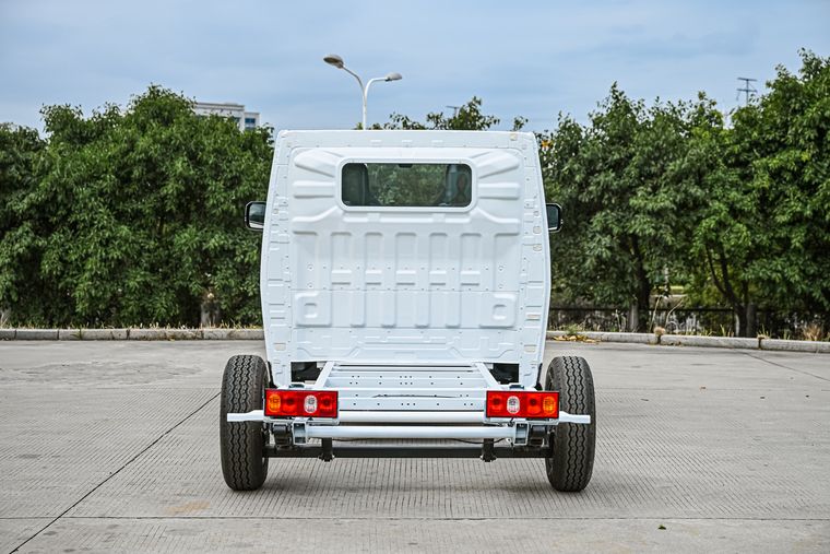 Vano posterior despejado para carrocerías a medida.